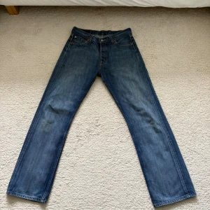  Vintage Levi's 501  - Vintage Levi's 501 jeans !! Riktigt snygga!! 8/10 skick!! Storleken 30! Pris 400!! ( pris kan diskuteras!!) Hör av dig vid frågor och funderingar!!