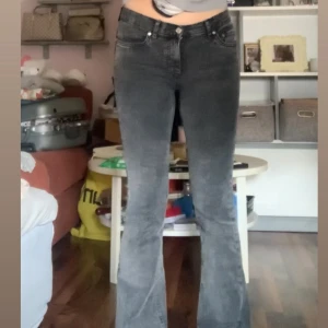 Gina bootcut jeans - I storlek 36 använt ca 4 gånger. På mig sitter det ganska low waist men kan sitta olika på olika kroppstyper. De är bootcut