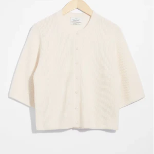 Trekvarts ärmar kofta - Trekvarts ärmad kofta från other stories i 100 % merino wool. Köpt för ett par månader sedan men använd fåtal gånger. köpt för ca 800/900kr. Lite oversized på mig som är ca 162cm. Storlek S. Skriv vid funderingar. 