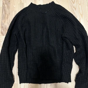 Svart stickad tröja från 157 - Tröja som ej kommer till användning. Använt fåtal gånger. Jätte skön och mysig inför kylan!