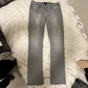 LTB jeans  - Gråa bootcut jeans från ltb, använda fåtal gånger inga defekter. Storlek w31 L36 passar mig som är 178.