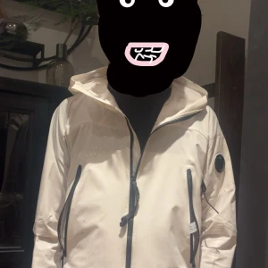Cp Company vindjacka  - Tjena! Säljer nu denna cp Company jacka då den är för liten. Den är i fint skick dock har den oljefläckar på armarna som är ganska synliga. Fick det när jag skulle sätta på kedjan på cykeln sen har jag inte provat ta bort de med fläckborttagning. Jackan är 100% äkta och har alla äktehetsbevis!