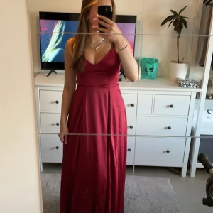Vinröd balklänning - Säljer en elegant vinröd balklönning som endast är använd två gånger! Köpt på Nelly för 1200! Det är storlek 38/M men skulle säga att den liten i storleken så är 36/S. 