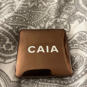 CAIA Glow Bronzer Monaco - Snygg bronzer från CAIA i färgen Monaco. Andvänt nån enstaka gång, säljs då jag inte andvänder den❣️