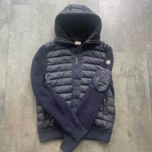 Söker! Moncler cardigan med huva - Söker en Moncler cardigan med luva 