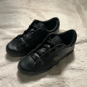  Lacoste skor  - Snygga svarta sneakers från Lacoste                        Storlek 40.5                                                                   ✅skriv för mått, frågor eller mer bilder ✅