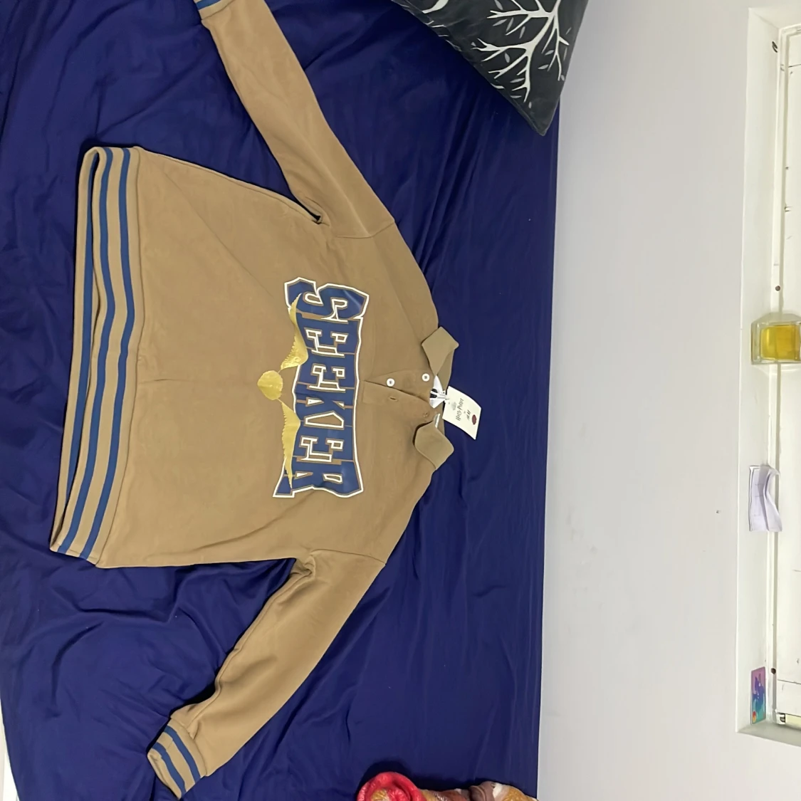 Beige pikétröja SEEKER med blå detaljer