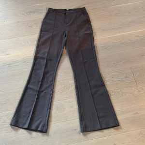 Grå kostymbyxor från GinaTricot - Säljer ett par gråa kostymbyxor från Gina i storlek S. Har använt några gånger men är i bra skick. 