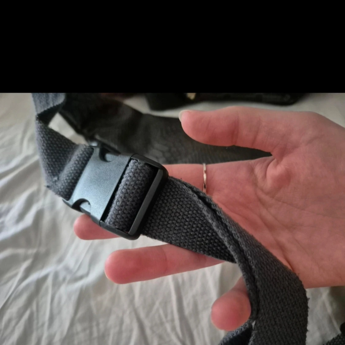 Grå magväska med ormskinnsmönster - 1