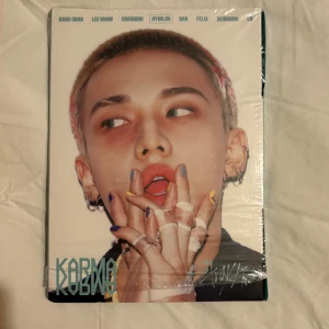 Hyunjin Karma Accordion - Inga PC’s medföljer !! Bara Lee Know Postcard och CD finns i 🌟