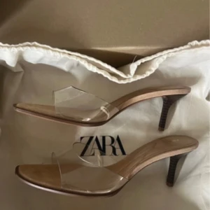 Klackskor  - Säljer mina supersnygga klackskor från Zara, helt nya och oanvända. Nypris 399, mitt pris 199. Bara att skriva om du har några frågor<3