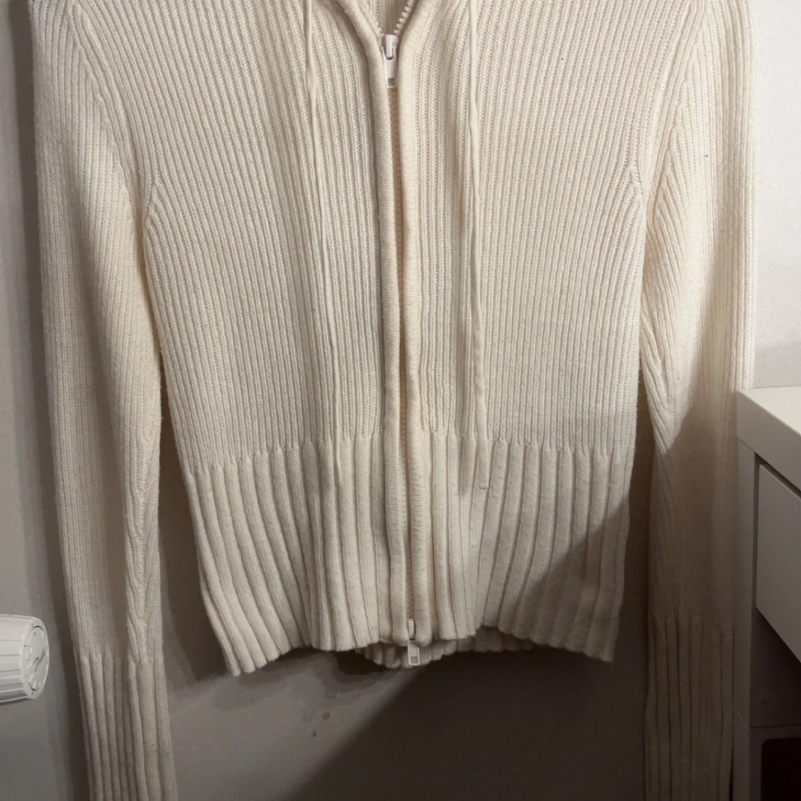 Vit ribbstickad hoodie med dragkedja