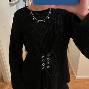 Svart stickad tröja med snörning Primark - Svart stickad tröja med knytning. Storlek s, nopprig (se bild) men annars helt okej skick, skriv för fler frågor!⭐️
