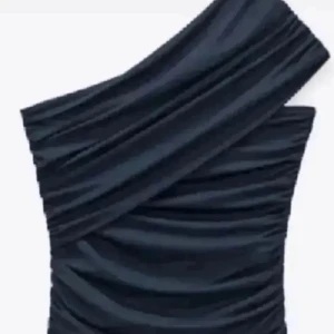 Marinblå one shoulder top från Zara  - Snygg marinblå top från Zara . Den är köpt på plick och första bilden är inte min utan den jag köpte ifrån, men den andra är min. På bilden ser den smågrön ut men den ser ut som på första bilden i verkligehten. Superbra skick!