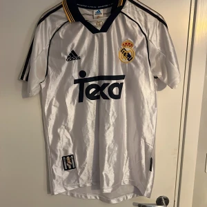 Real Madrid hemma tröja från 1999/Roberto Carlos (3) - Helt oanvänd, storlek M, 98/99