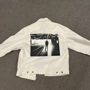 Vit jeansjacka från Polar Skate Co M - Obs!! Väldigt sällsynt jeans jacka, går ej att få tag på längre!!!! Snygg vit jeansjacka från Polar Skate Co i storlek M. Jackan har dragkedja framtill, två fickor och svart Polar-logga på bröstet. På ryggen finns en stor svartvit print med grafiskt motiv och handskriven text. Perfekt för dig som gillar streetwear och unik design.