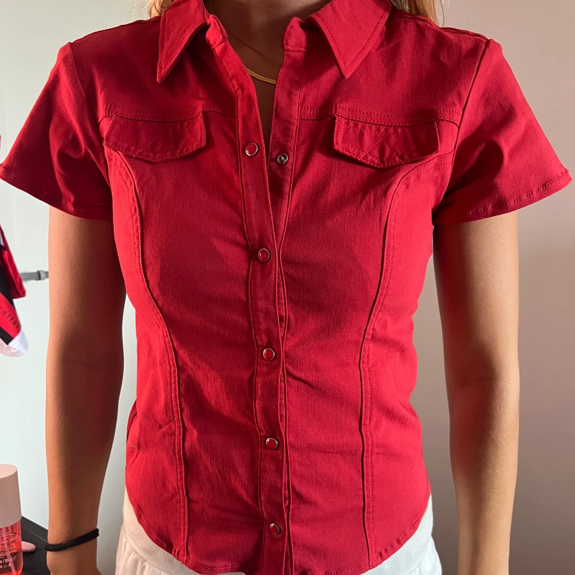 Röd kortärmad skjorta med knappar - 1