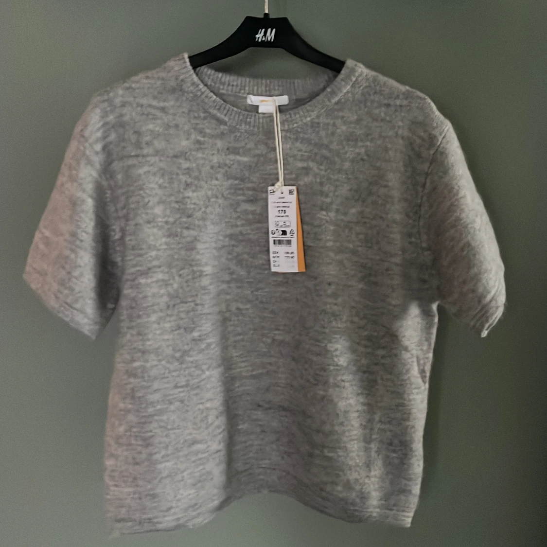 Grå stickad tröja från Gina Tricot