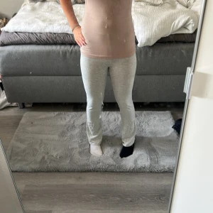 Grå mjukisbyxor från 157 - Grå mjukisbyxor från 157 i storlek 150. Byxorna har en slim passform väldigt töjbara 💗