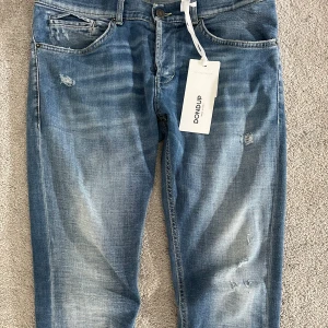 Dondup George - Säljer nu mina as feta dondup George med riktigt fet tvätt och slitningar. Size 32. Modellen på sista bilden är 185cm. Jeansen är i toppskick! Hör av er vid frågor eller funderingar😁