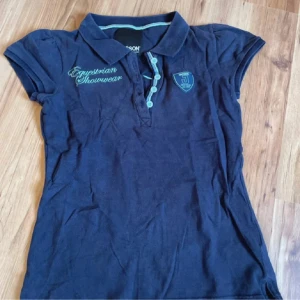 Pilé t-shirt - Jättefin piké t-shirt från jacson, köpt secondhand, aldrig använt den. Skriv för mer info 💋