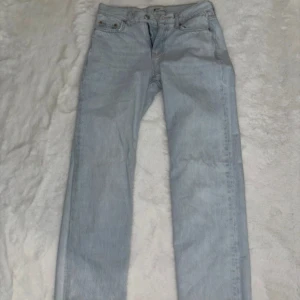  ljusblå jeans straight fit - Jeans från gina. Med raka ben och låg midja.