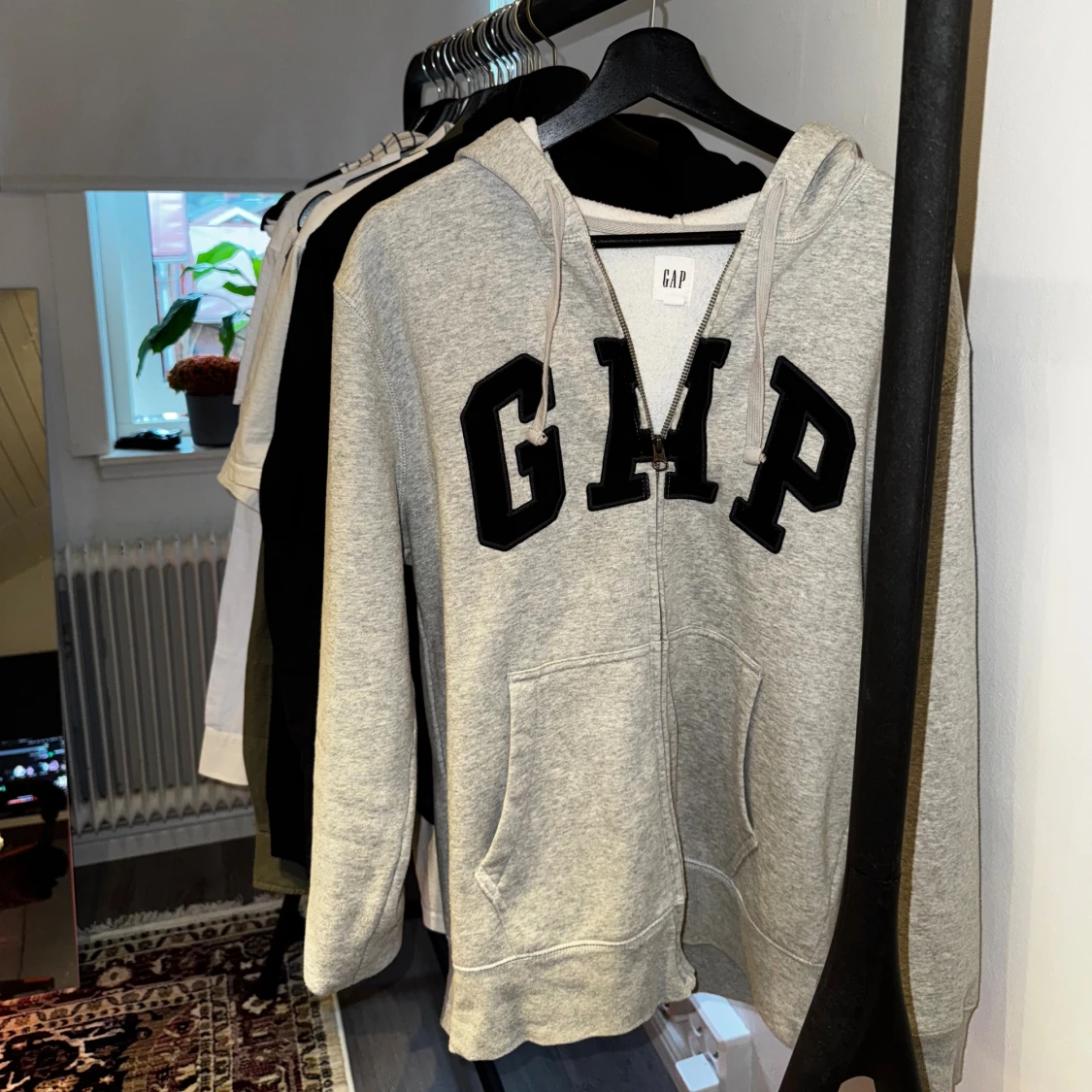 Grå hoodie med dragkedja från GAP