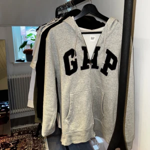 Grå hoodie med dragkedja från GAP - Storlek M. 