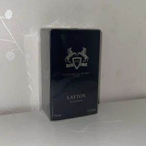 Parfums de marly - Oöppnad PDM Layton. Bästäljaren från Parfums de Marly. Söt och kryddig doft som är ett absolut toppval för höstens väder. KVITTO KOMMER MED.
