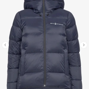 Mörkblå pufferjacka från Sail Racing - Säljer min Sail racing jacka för har ingen användning av den längre och den är knappt använd!💕