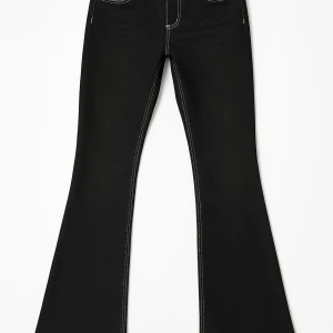 Svarta bootcut jeans med kontrastsömmar - Svarta bootcut jeans med vita kontrastsömmar och snygga broderade bakfickor. Byxorna har klassisk femficksdesign och markerad utsvängning nedtill. Perfekta för dig som vill sticka ut med en cool siluett och detaljer. Säljer dessa snygga svarta low rise flare jeans från Gina Tricot. Endast använda 1 gång, i nyskick. Tyvärr för stora för mig, därför säljs de vidare. Pris 450, går att diskutera vid snabb affär 