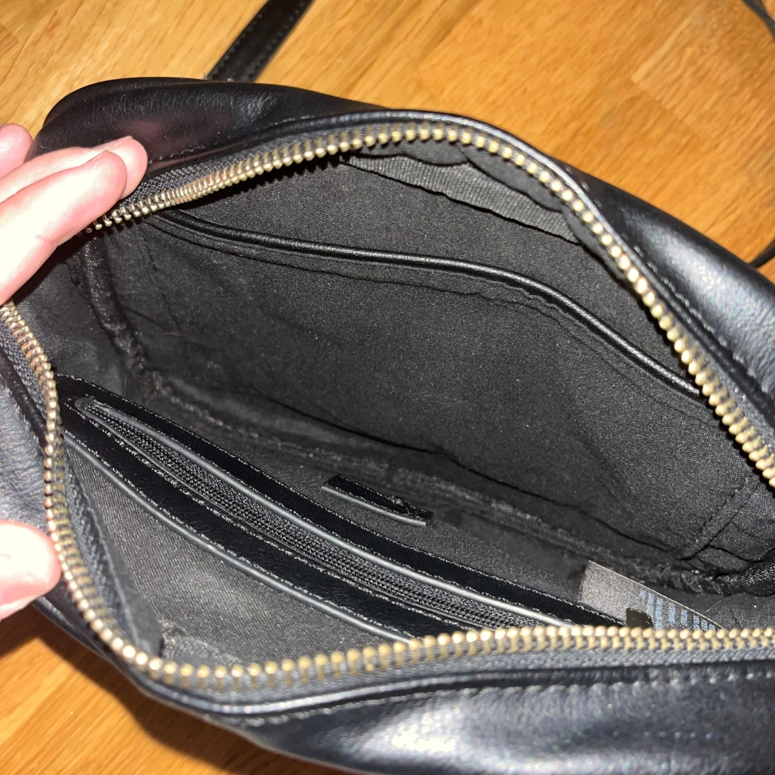 Svart axelväska med tofsdetalj - 3