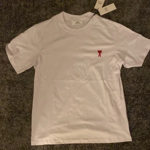 Ami T-shirt - Splitterny vit Ami t shirt i strlk S. Pris kan diskuteras!