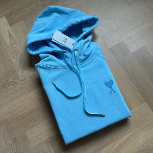 Ami Paris hoodie - Ami Paris hooide | Skick: 10/10 (Ny med tag) | Storlek - M | Byter gärna mot en likadan eller annan färg fast i S | Hör av dig vid minsta fråga //CDL