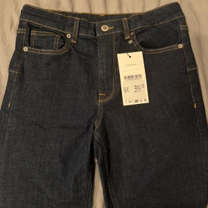 Mörkblå bootcut jeans - Jeans från Zara namnet på de ”JEANS ZW COLLECTION BOOTCUT FULL LENGTH MEDELHÖG MIDJA”. Aldrig använt prislappen är kvar på. Jätte stretchiga.