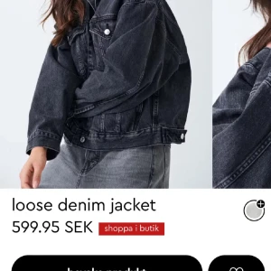 Svart loose jeansjacka i denim - Säljer en svart ”urtvättad” oversized jeansjacka i denim med klassiska silvriga knappar framtill och på ärmsluten. Jackan har två bröstfickor med lock och en avslappnad, loose passform som ger en cool och trendig vibe. Slutsåld, nypris 599💕