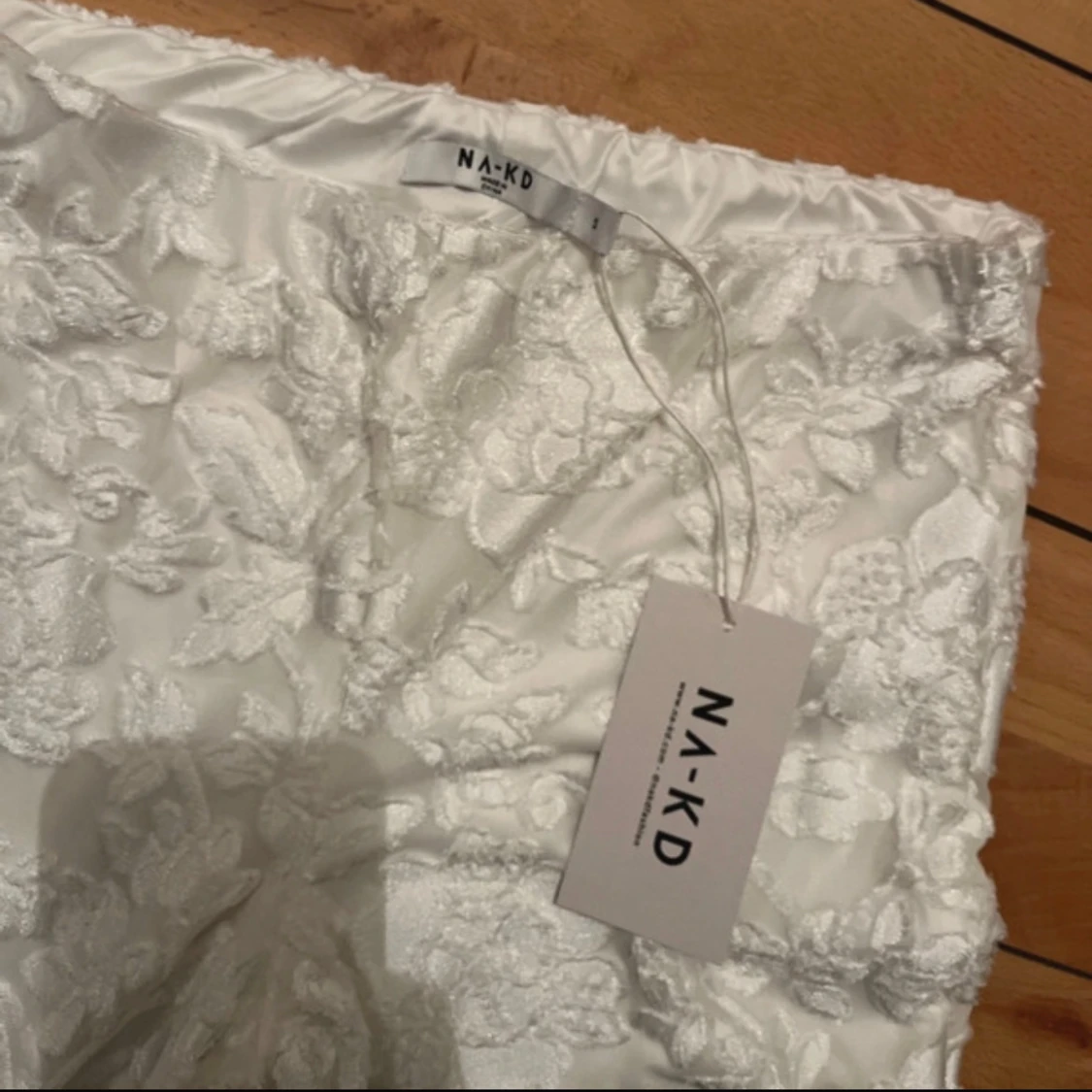 Vita blommiga byxor från NA-KD - 1