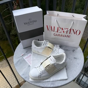 Valentino Opens - Beige - Säljer ett par Valentino Opens🙌🏻| Storlek 42.5 | Skick 10/10🔥- Använda nån vecka | Allt og medföljer - box, bag, dashbag, inklusive Valentino Confirmation card | Skriv vid minsta fundering 💭|