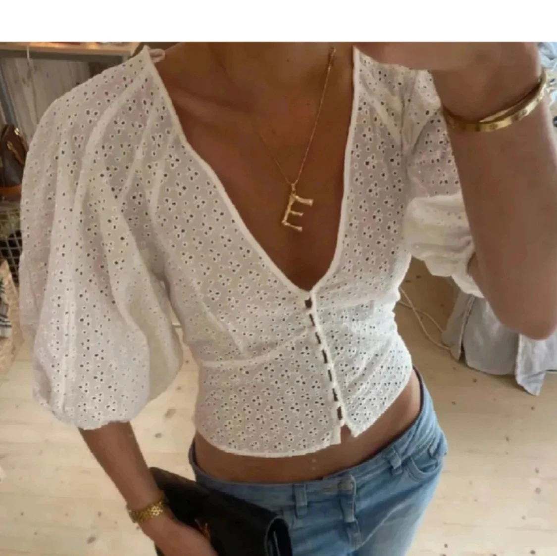 Vit broderad blus med puffärm