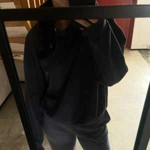 Mörkblå hoodie från 157, storlek S - Mysig mörkblå hoodie från 157 i storlek S. Tröjan har huva med snörning och långa ärmar. Tillverkad i mjuk bomullsblandning med fleece på insidan för extra komfort. Perfekt för chill dagar eller när du vill vara extra bekväm.