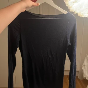 Svart långärmad tröja Intimissimi  - Superskön svart långärmad tröja från Intimissimi i ultralätt material med kashmir. Enkel och stilren design med rund halsringning, perfekt att styla med jeans eller kjol. Sitter tajt och känns lyxig mot huden. Sparsamt använd och normal i storleken. Något nopprig men inget som syns tydligt. Hör gärna av er vid frågor eller funderingar! 💕