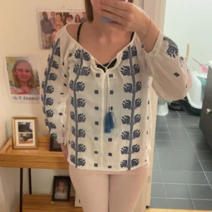 Populär sthlmstil långarmad tröja - Stolek S funkar oxå xs, väldigt sthlmstil andvändt 1 gång ny, fina blåa snören fin till sommaren 