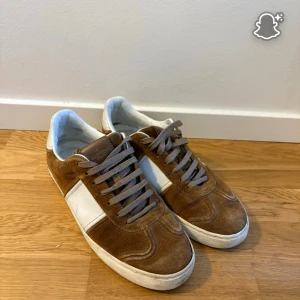 Valentino flycrew  - Tja, säljer ett par feta Flycrews skicket är helt ok storlek 41.Vid frågor hör gärna av dig, priset är ej hugget i sten.😃