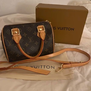 Monogram handväska - Säljer en klassisk handväska i brunt monogrammönster med ljusbruna skinnhandtag och avtagbar axelrem. Väskan har guldfärgade metalldetaljer och dragkedja upptill. Perfekt storlek för det viktigaste. Väskan tillkommer med rem, påse och lådan 💗💗