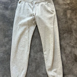 Gråa mjukisbyxor - Gråa mjukisbyxor från H&M.