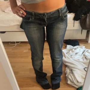 Jätte fina lågmidjade jeans  - Jättebra skick dom är sydda lågmidjadt fråga om mått osv 