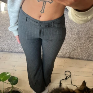 Grå randiga kostymbyxor med bälte - Snygga grå kostymbyxor med tunna vita ränder och tillhörande bälte🤎