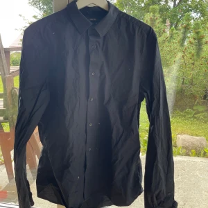 Svart skjorta från Crocker - Svart skjorta från Crocker. Mjukt och skönt material och riktigt stilren❣️❣️ 