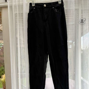 Svarta jeans Boohoo Blue - Super fina men sitter tyvärr dåligt på min kropp