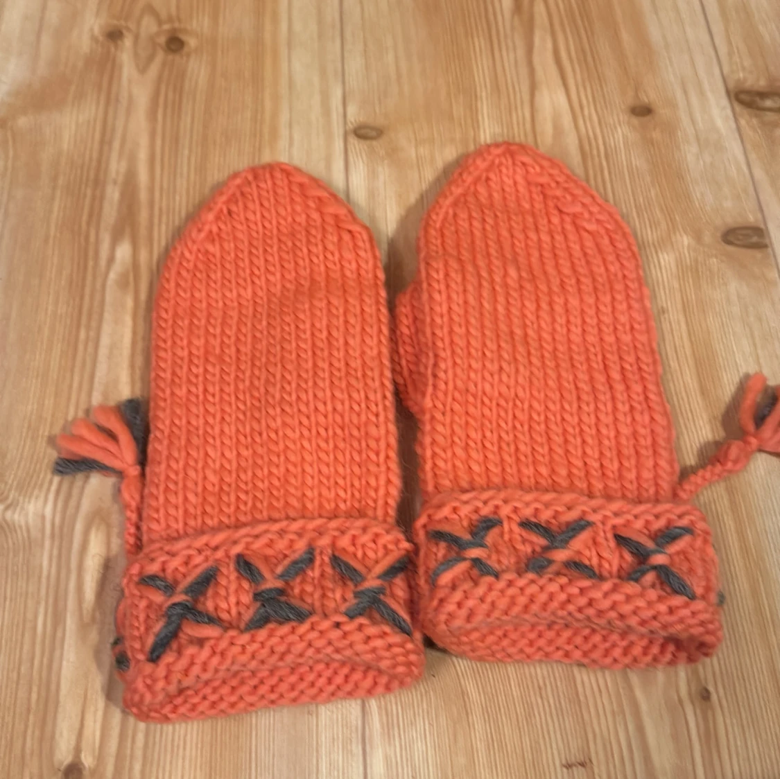 Orange stickade vantar i lovikkastil med brodyr - 2